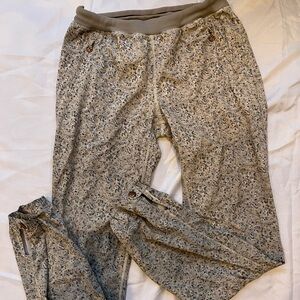 Lululemon old school marble Patterned Joggers- size 6